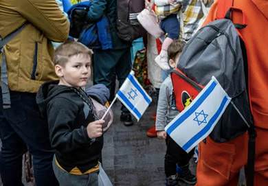 Ukrainian child with israel flag